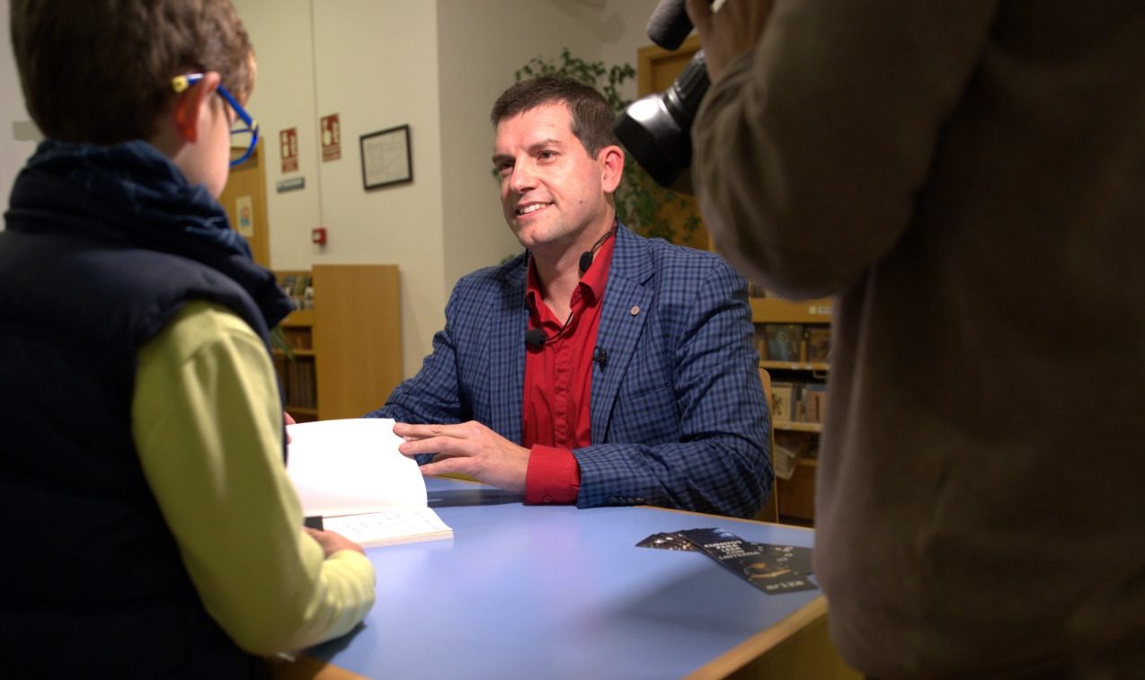 Firma libro cuentos para leer con linterna